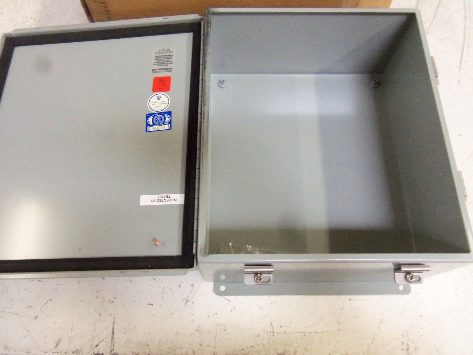 HUBBELL BN4141206CH ENCLOSURE *NEW IN BOX*
