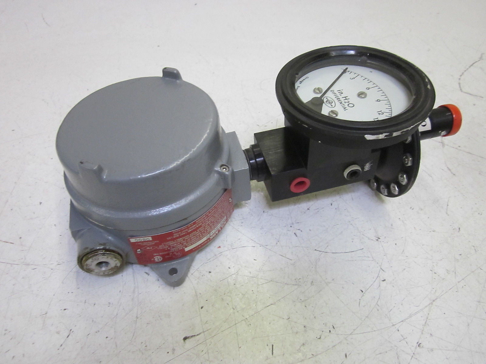 HUBBELL HKB-BC-20 EXPLOSION PROOF ENCLOSURE W/ ORANGE RESEARCH GAUGE 0-15 *USED*