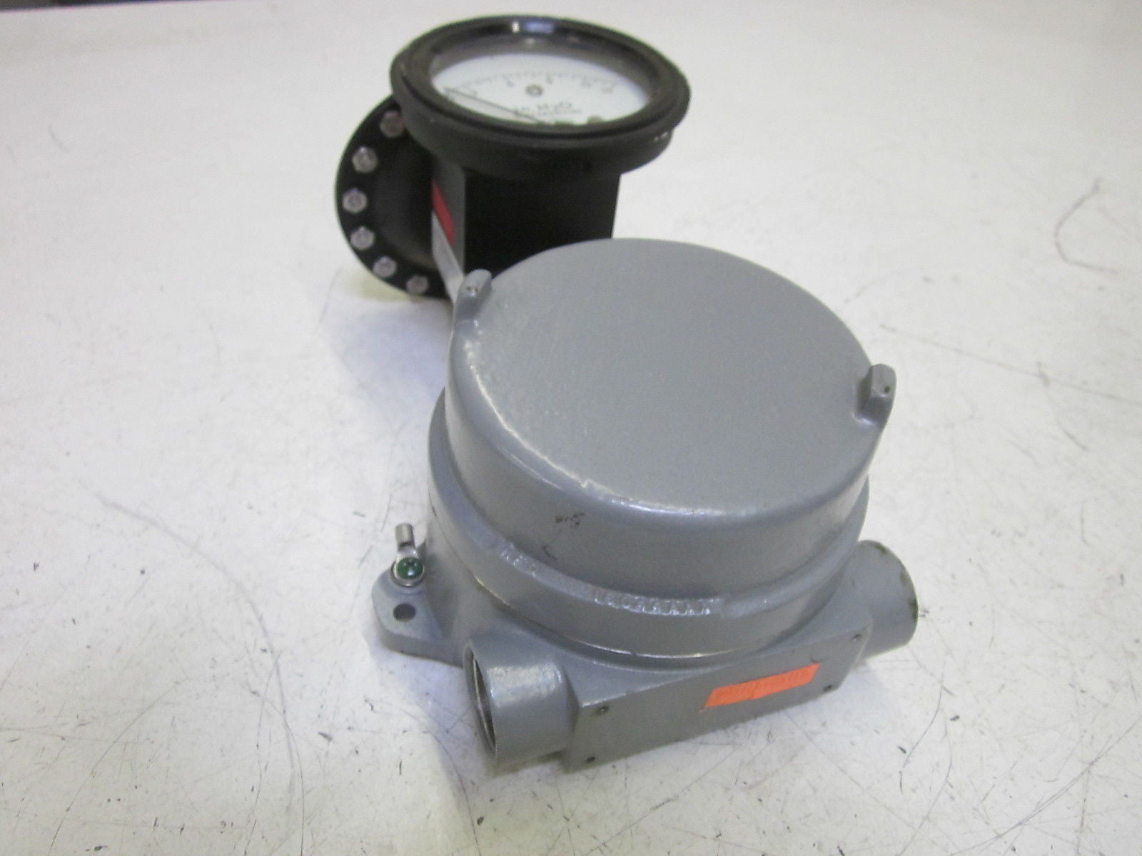 HUBBELL HKB-BC-20 EXPLOSION PROOF ENCLOSURE W/ ORANGE RESEARCH GAUGE 0-15 *USED*