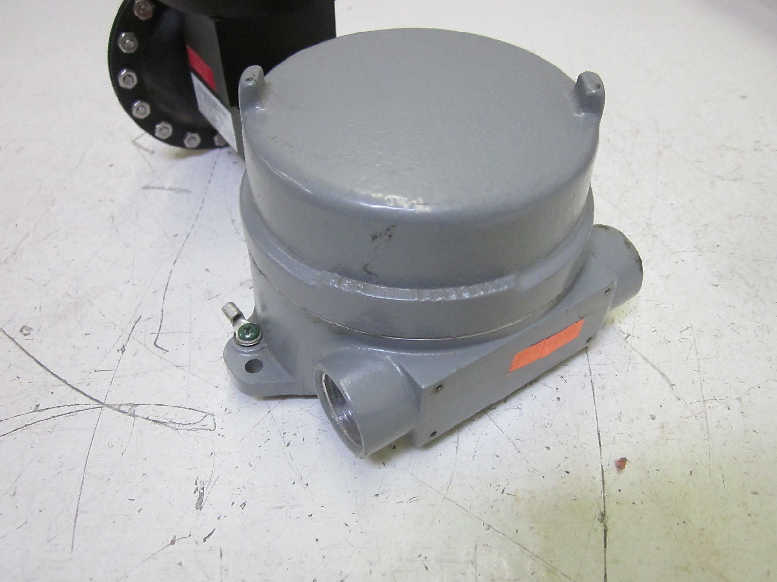 HUBBELL HKB-BC-20 EXPLOSION PROOF ENCLOSURE W/ ORANGE RESEARCH GAUGE 0-15 *USED*
