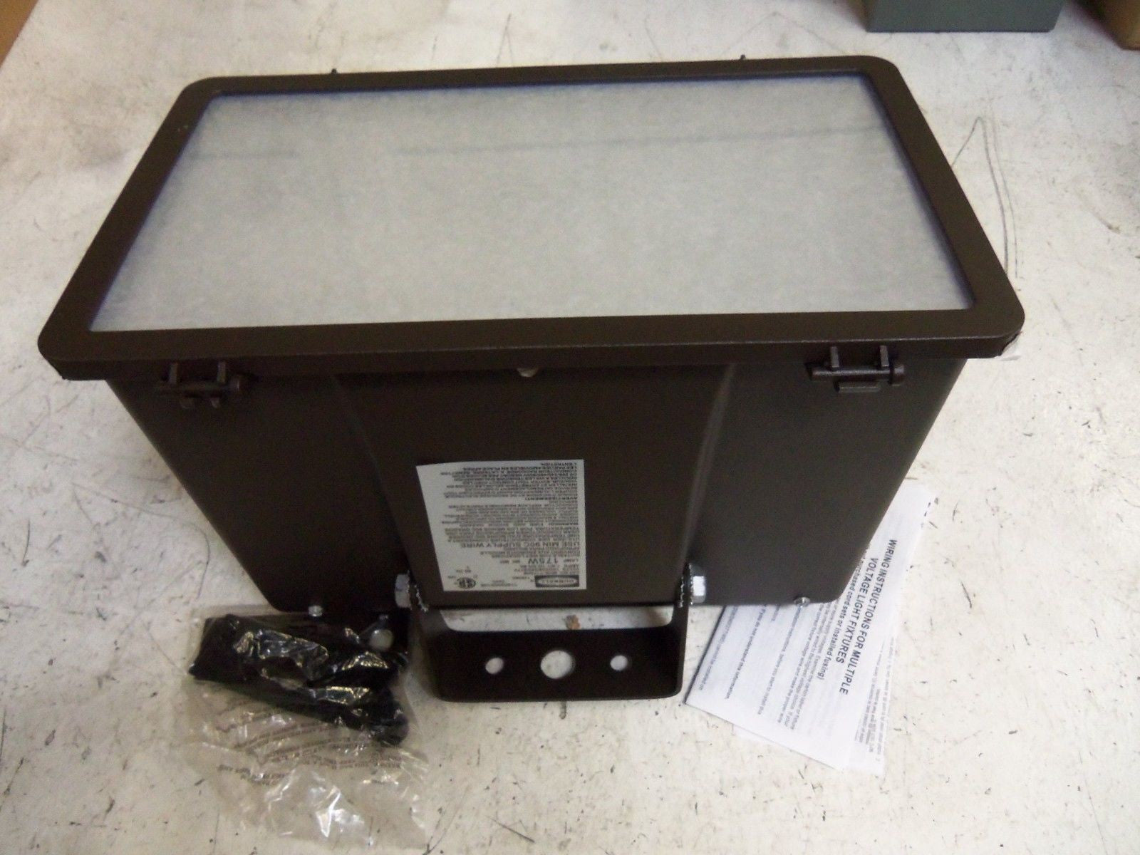 HUBBELL MHS-Y175H8 FLOOD LIGHT *NEW IN BOX*