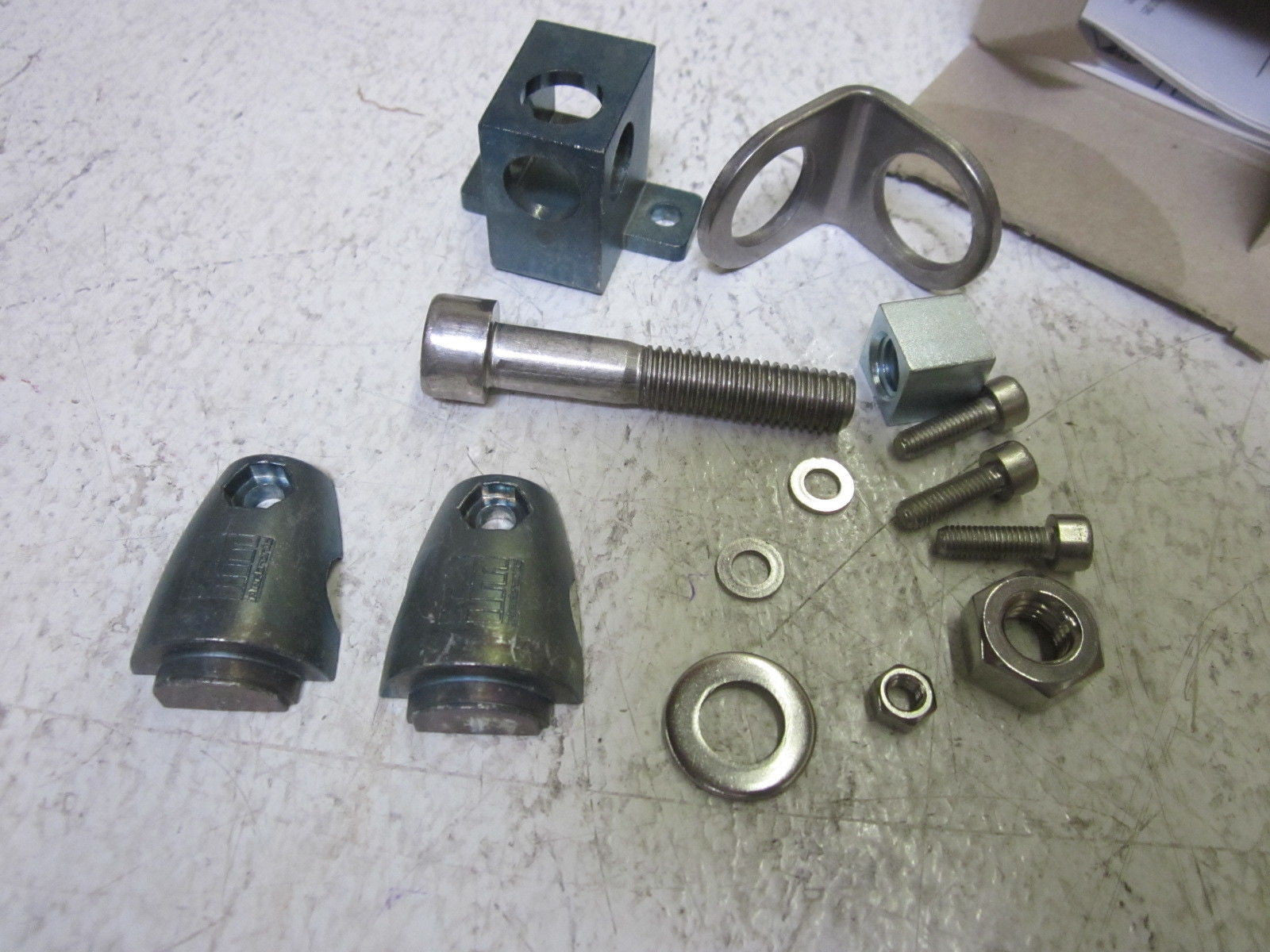 IFM ELECTRONICS E20867 SYSTEM COMPONENT M18 RAIL MOUNTING SET  *NEW IN BOX*