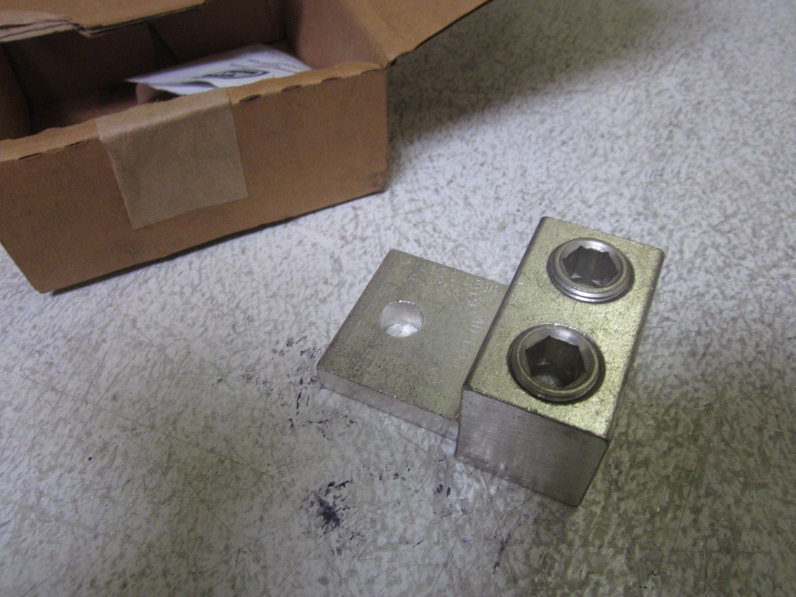 ILSCO AU-600 TWO CONDUCTOR MECHANICAL LUG *NEW IN BOX*