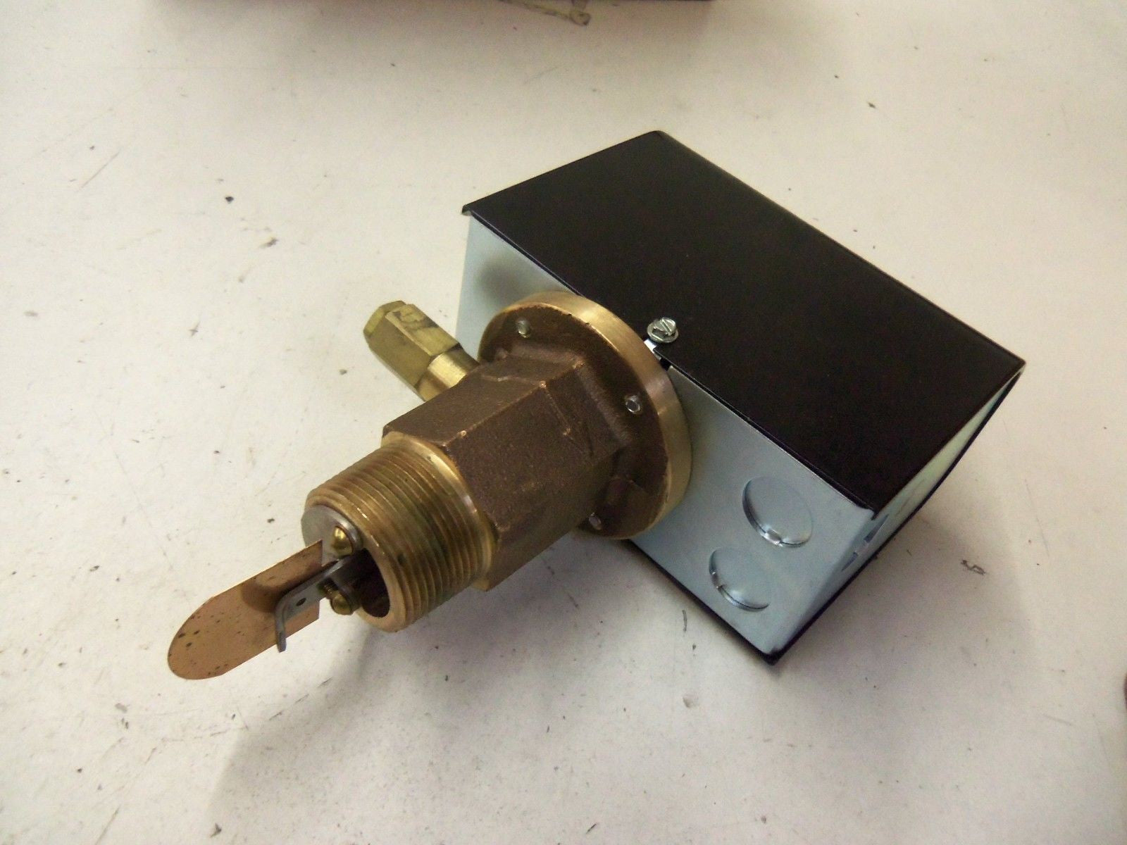 ITT MCDONNELL & MILLER FS7-4 FLOW SWITCH  * NEW IN BOX*