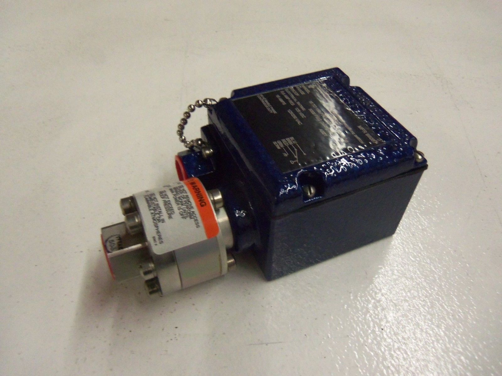 ITT PRESSURE SWITCH 100P42C3 *NEW IN BOX*