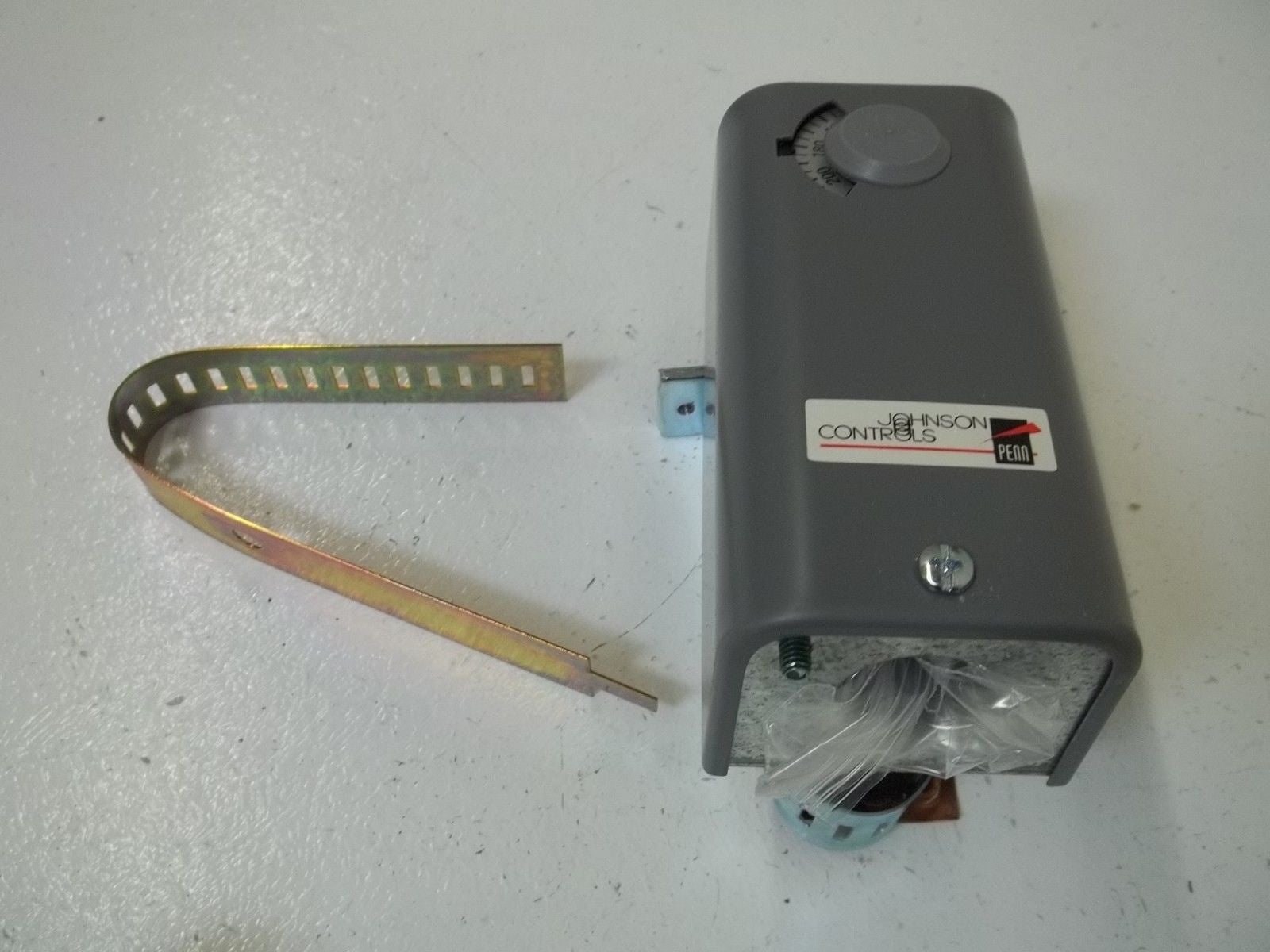 JOHNSON CONTROLS A19DAC-1C SURFACE MOUNTED TEMPERATURE CONTROL *NEW IN BOX*