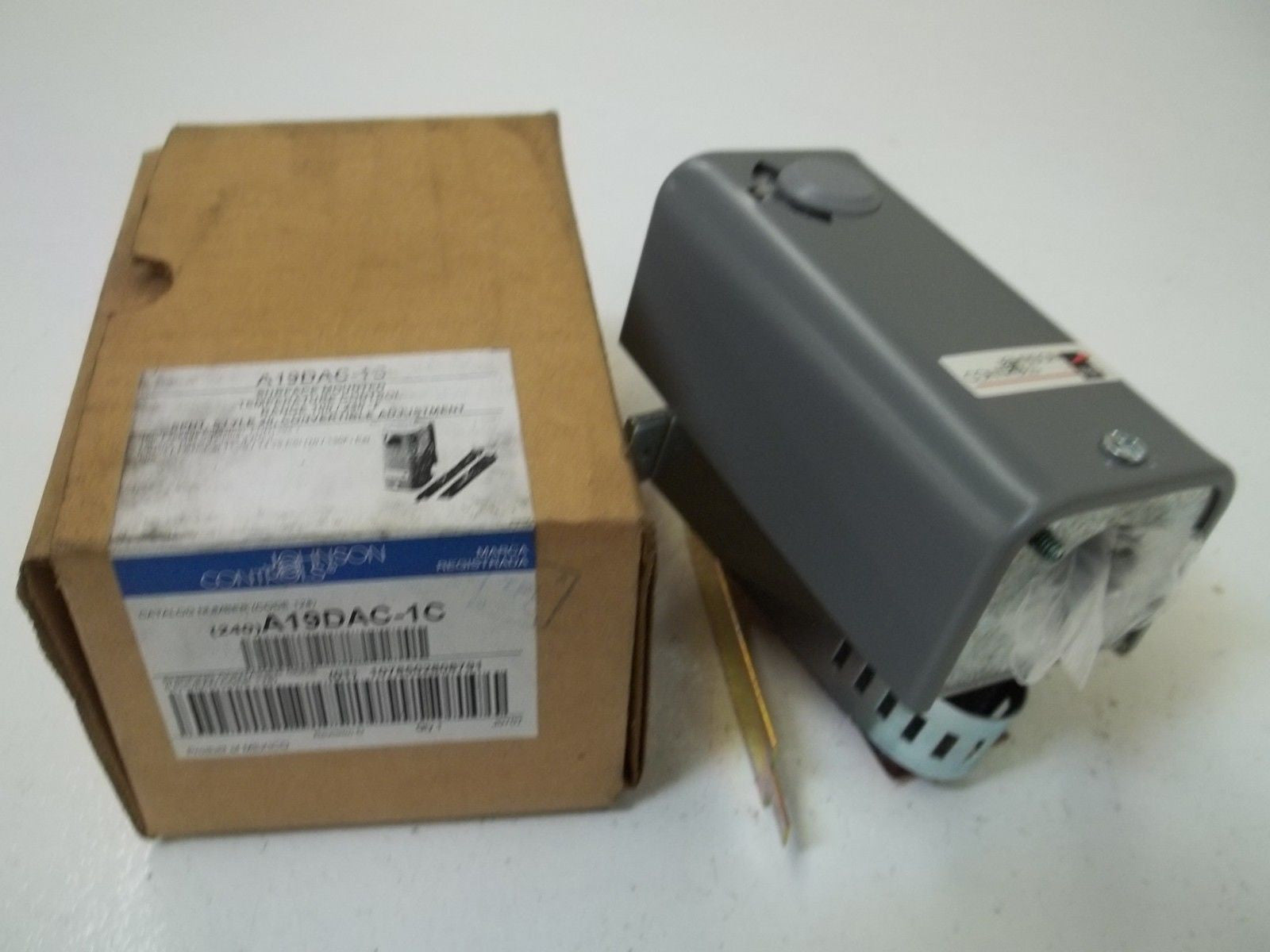 JOHNSON CONTROLS A19DAC-1C SURFACE MOUNTED TEMPERATURE CONTROL *NEW IN BOX*