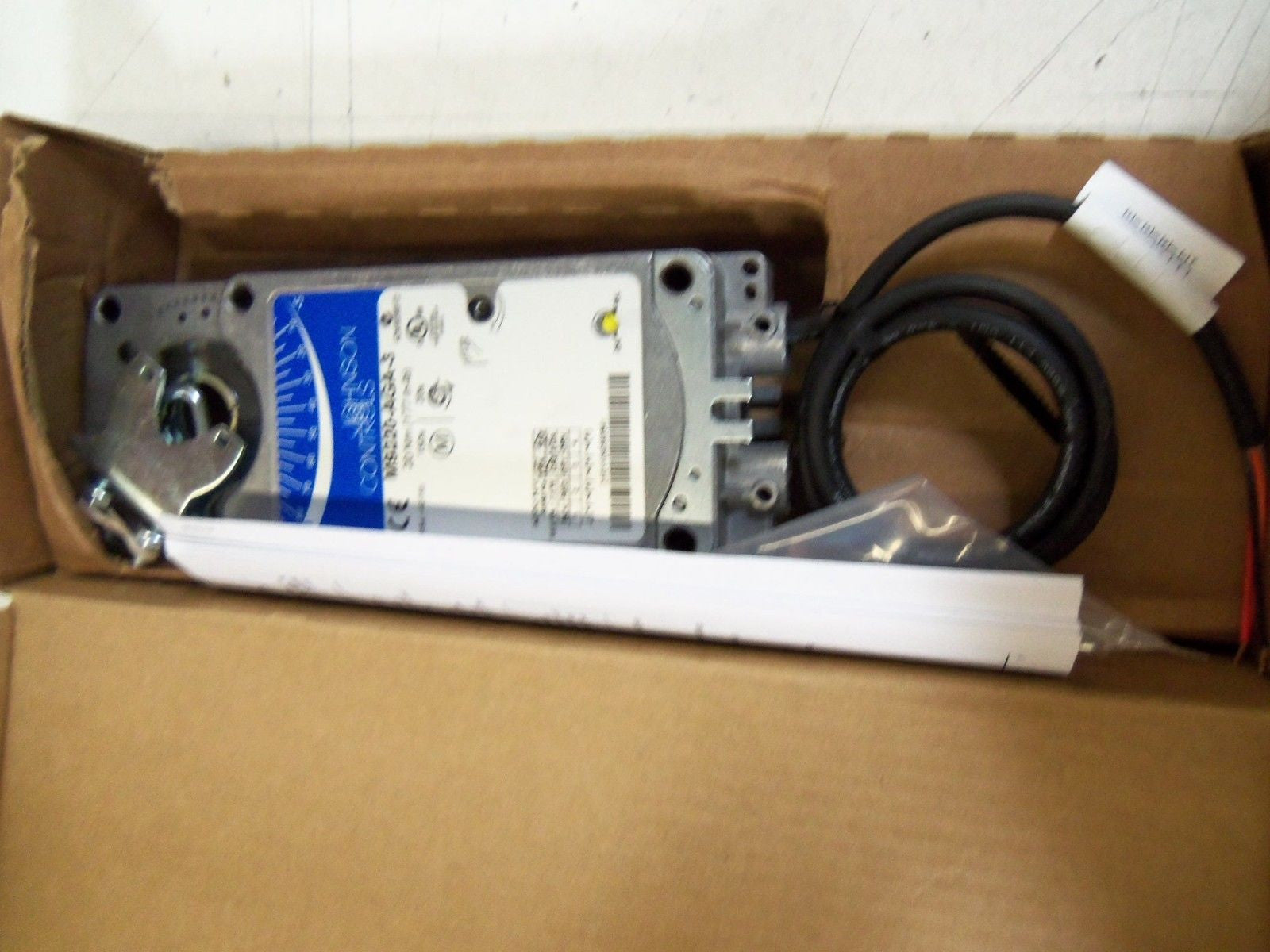 JOHNSON CONTROLS M9220-AGA-3 *NEW IN BOX*