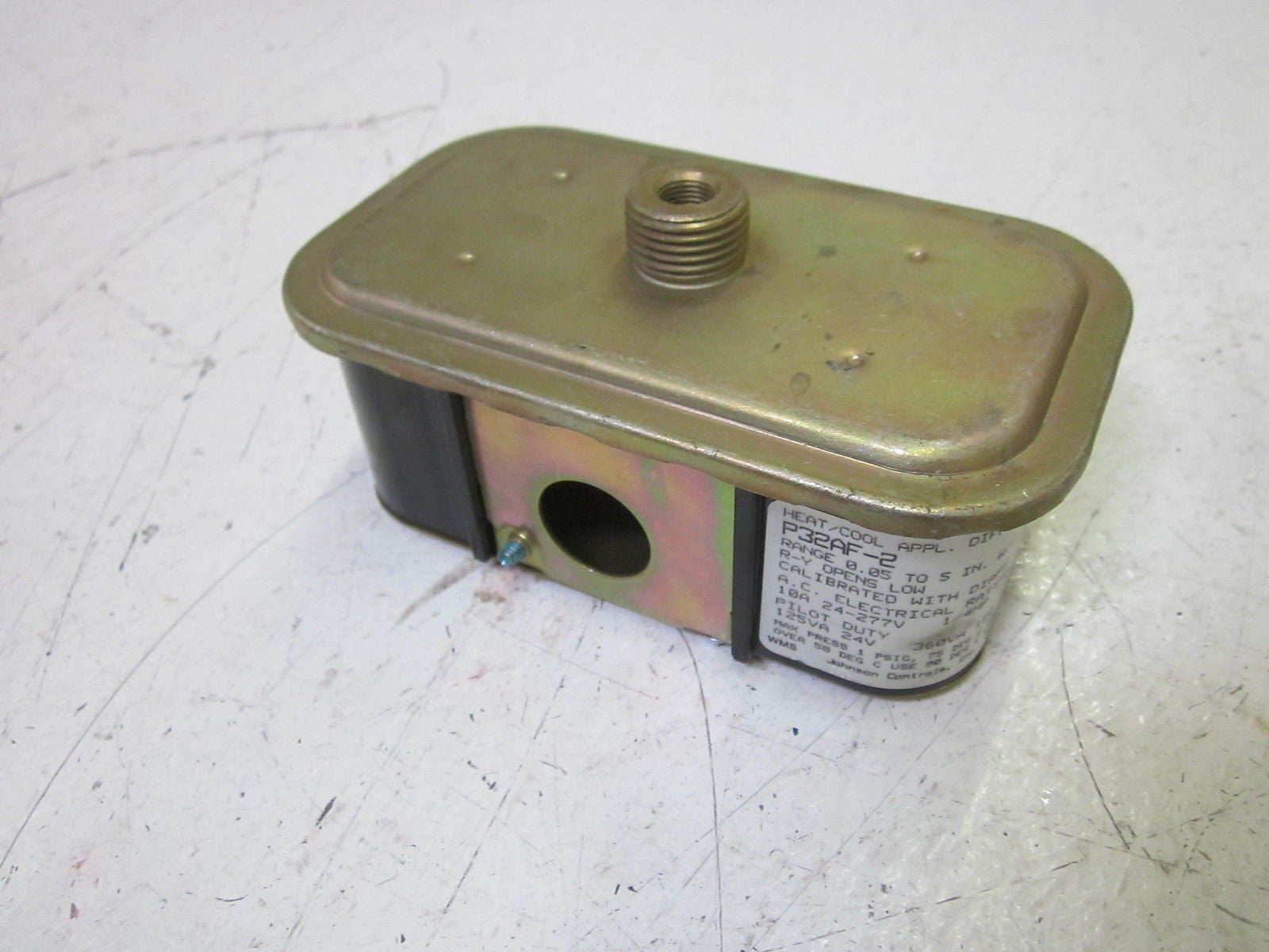 JOHNSON CONTROLS P32AF-2 DIFFERENTIAL PRESSURE SWITCH .5-5INCHES IN W.C.*USED*
