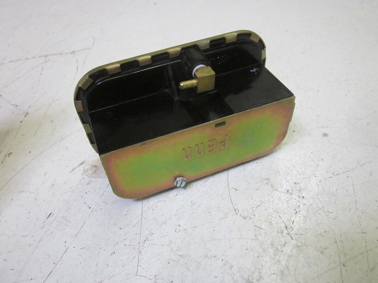 JOHNSON CONTROLS P32AF-2 DIFFERENTIAL PRESSURE SWITCH .5-5INCHES IN W.C.*USED*