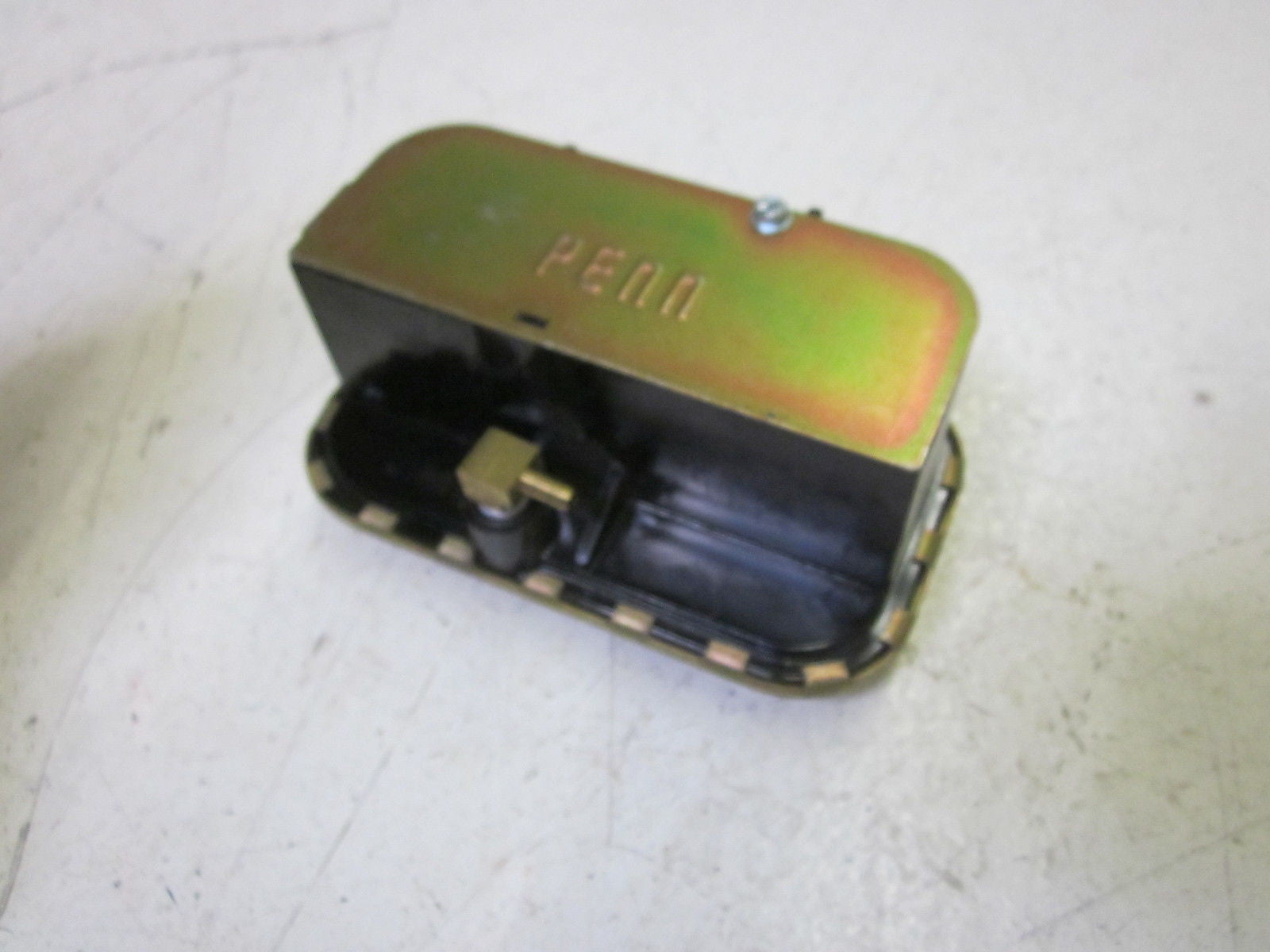 JOHNSON CONTROLS P32AF-2 DIFFERENTIAL PRESSURE SWITCH .5-5INCHES IN W.C.*USED*