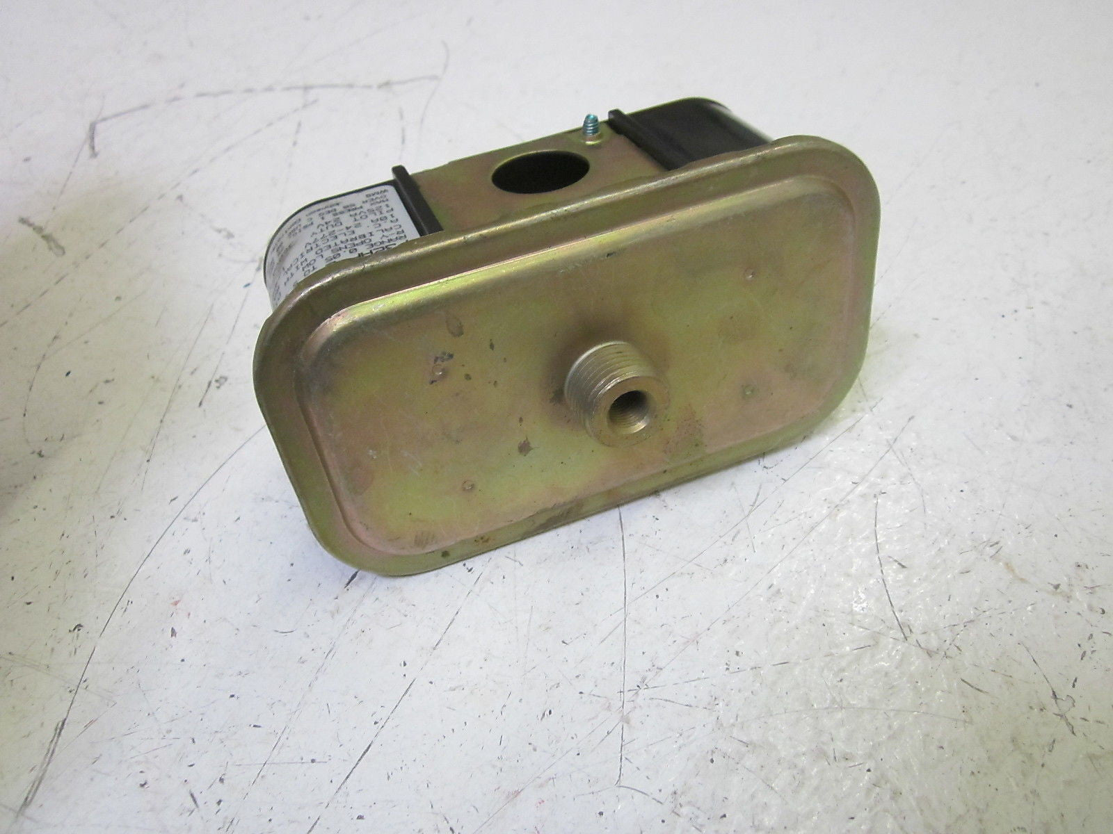 JOHNSON CONTROLS P32AF-2 DIFFERENTIAL PRESSURE SWITCH .5-5INCHES IN W.C.*USED*