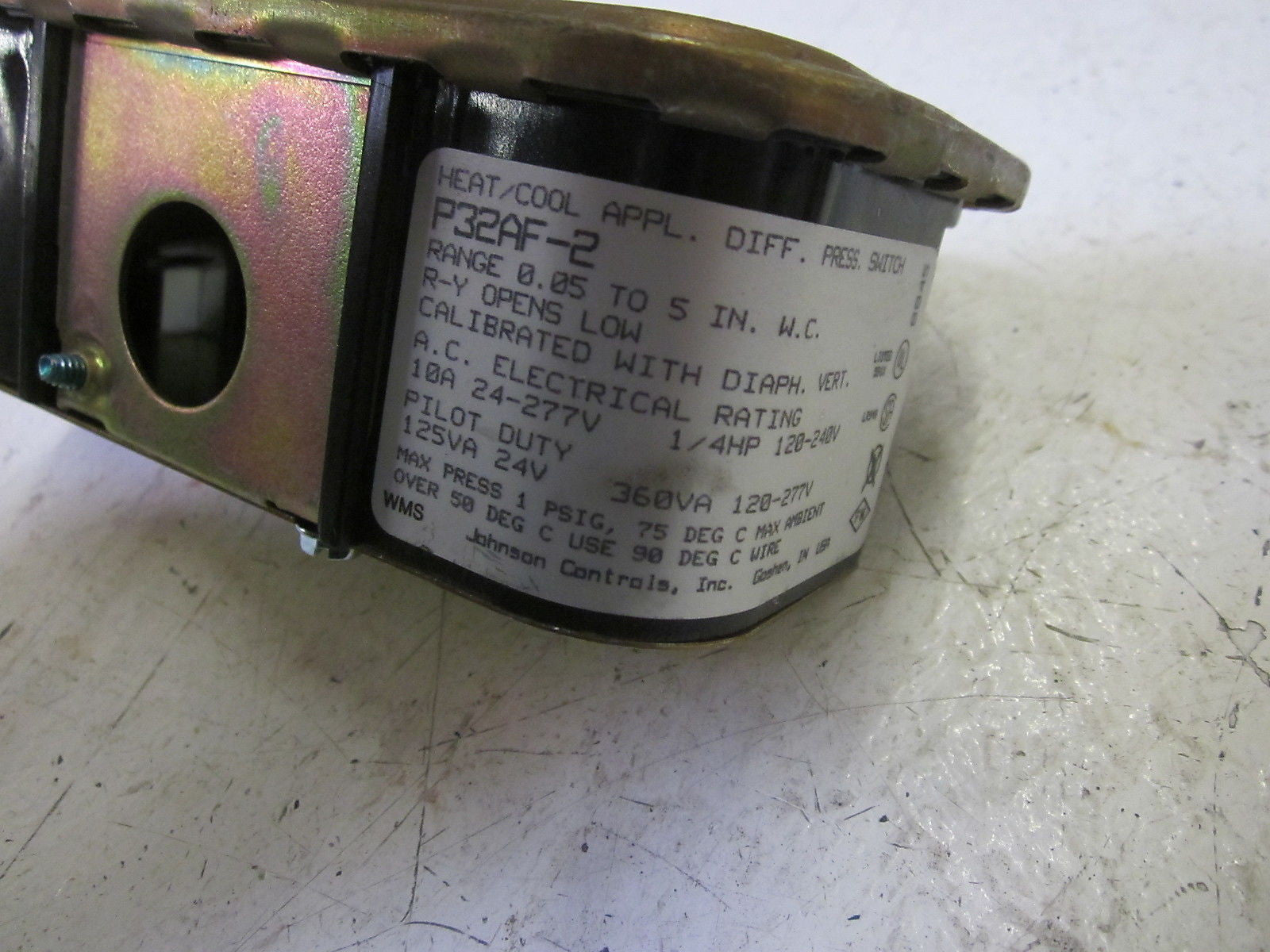 JOHNSON CONTROLS P32AF-2 DIFFERENTIAL PRESSURE SWITCH .5-5INCHES IN W.C.*USED*