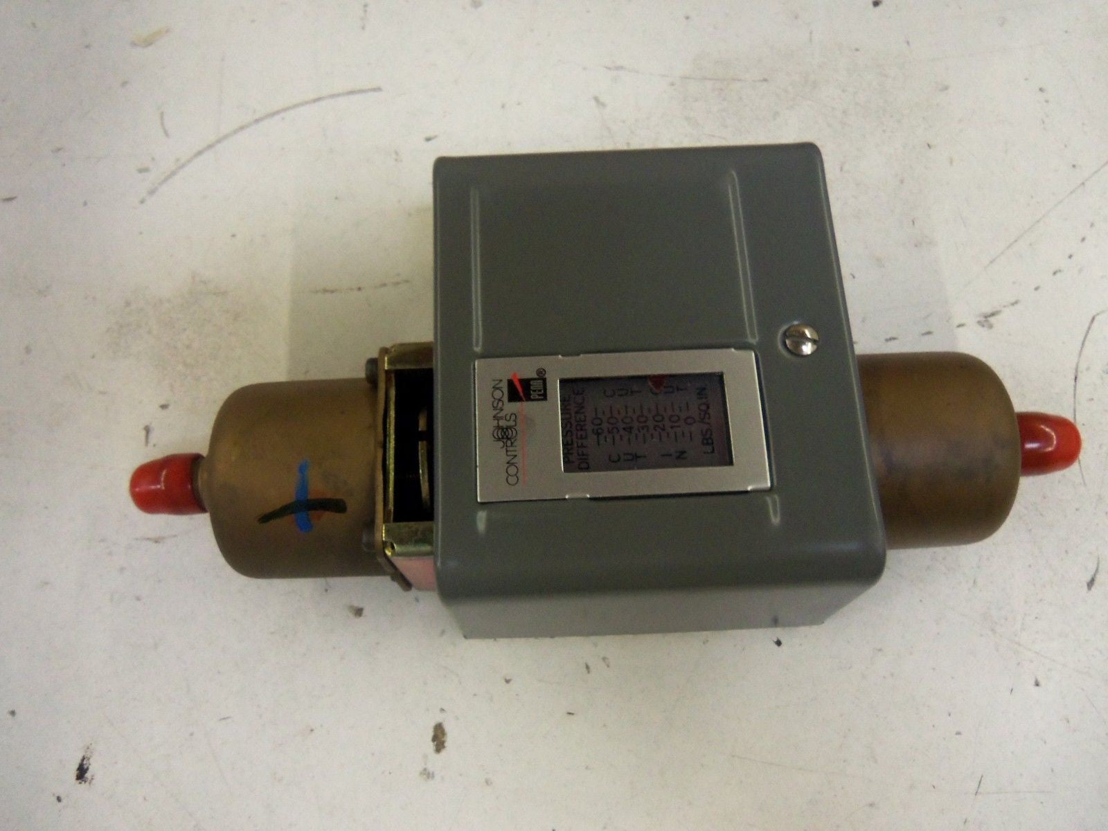 JOHNSON CONTROLS P74FA-1C DIFFERENTIAL PRESSURE CONTROL *NEW IN BOX*