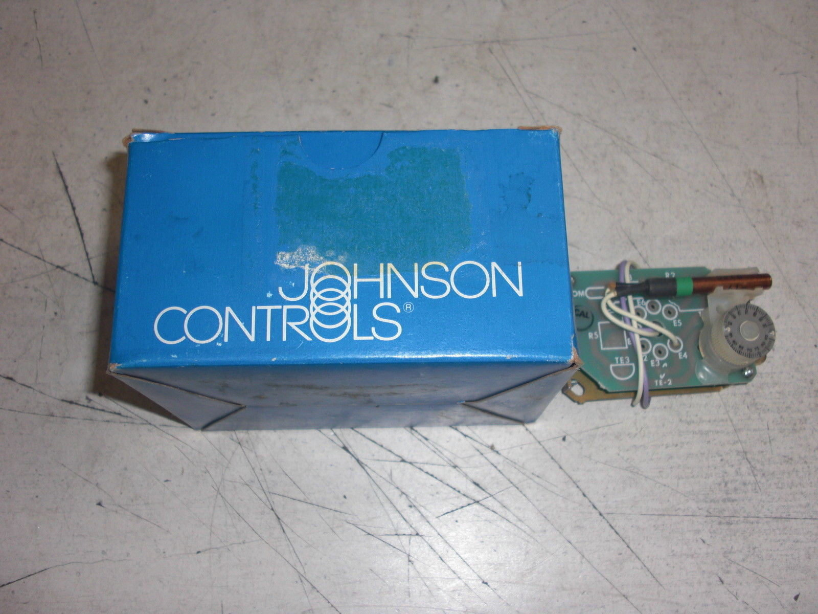 JOHNSON CONTROLS TE-6100-8 SPACE TEMPERATURE SENSOR MOUNT *NEW IN BOX*