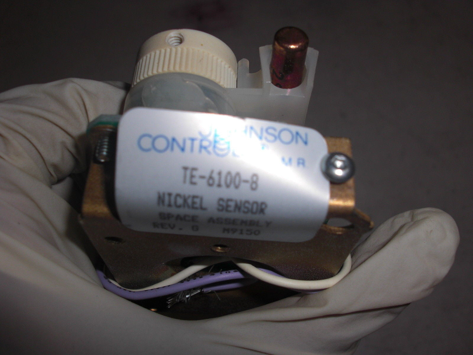 JOHNSON CONTROLS TE-6100-8 SPACE TEMPERATURE SENSOR MOUNT *NEW IN BOX*