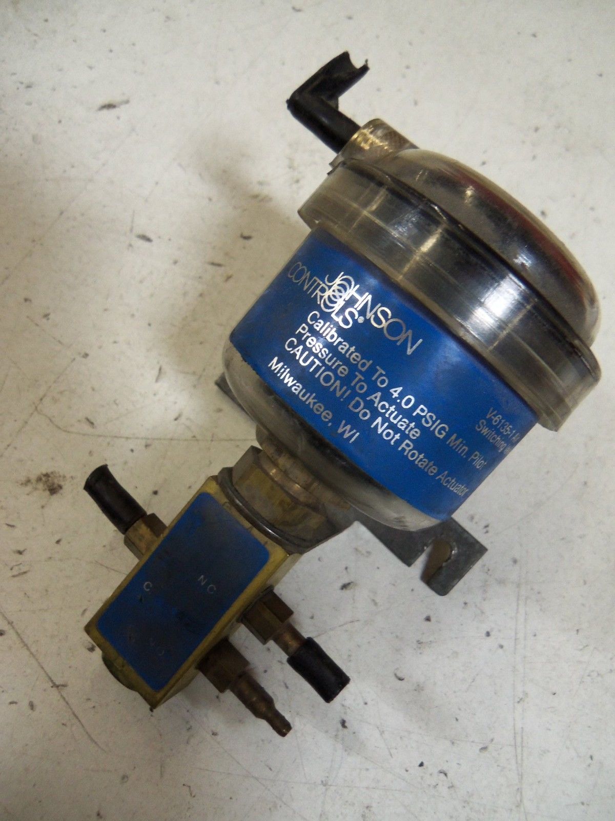 JOHNSON CONTROLS V-6135-1 *USED*