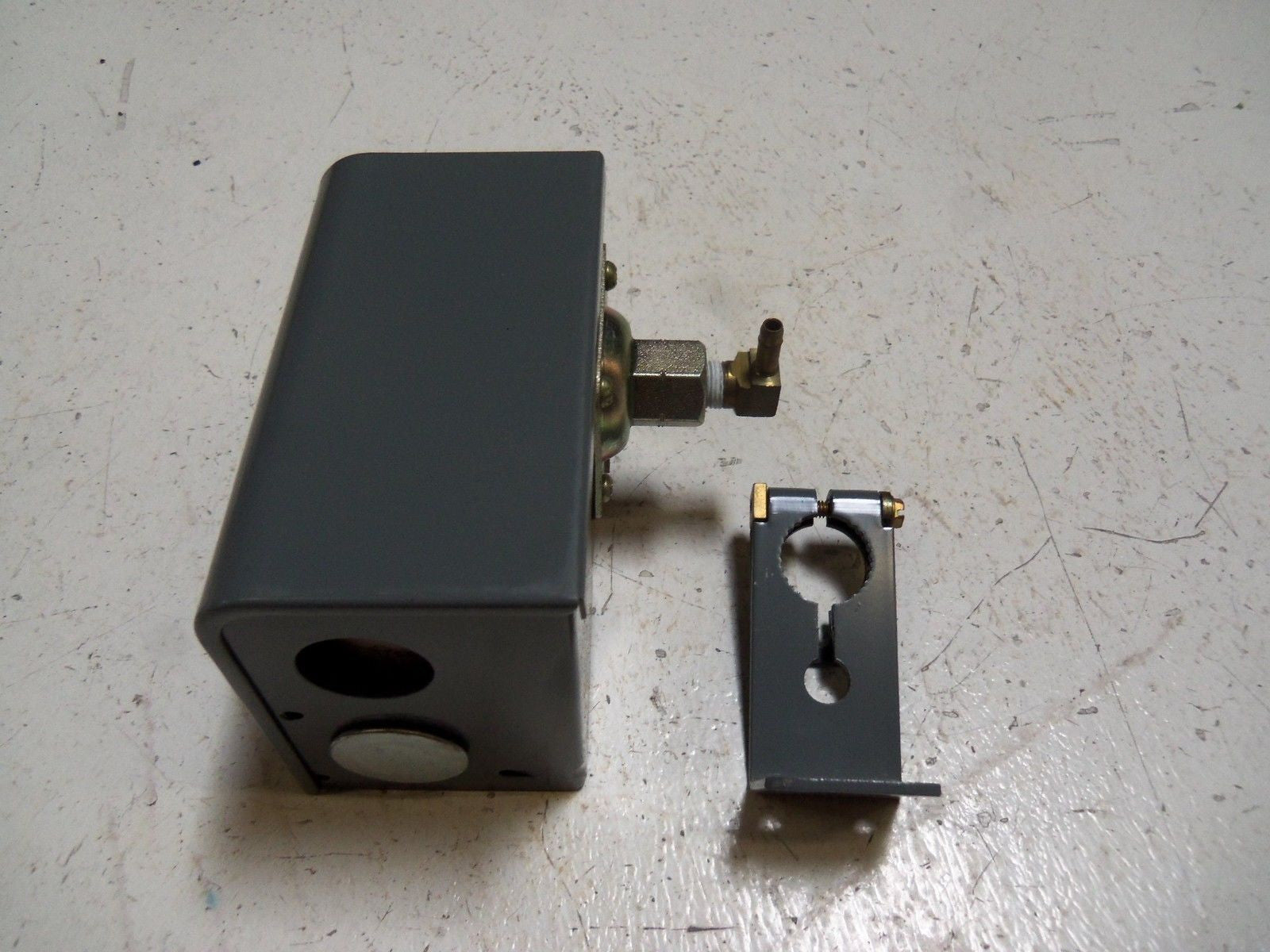 JOHNSON SERVICE COMPANY P-7200 PRESSURE ELECTRIC SWITCH *NEW NO BOX*
