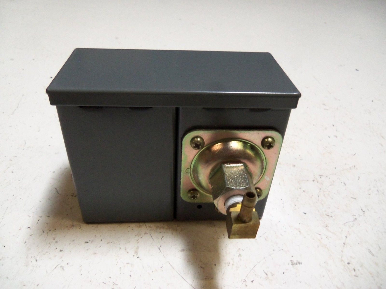 JOHNSON SERVICE COMPANY P-7200 PRESSURE ELECTRIC SWITCH *NEW NO BOX*