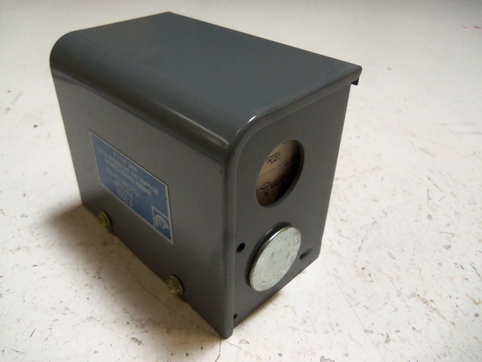 JOHNSON SERVICE COMPANY P-7200 PRESSURE ELECTRIC SWITCH *NEW NO BOX*