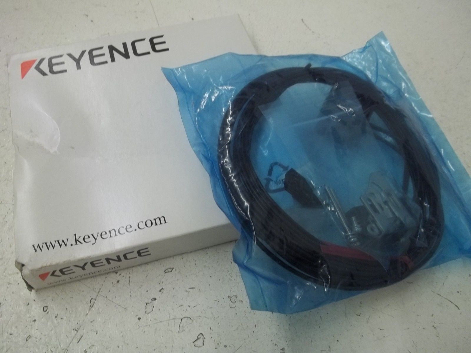 KEYENCE CZ-H72 PHOTOELECTRIC DIGITAL COLOR SENSOR *NEW IN BOX*