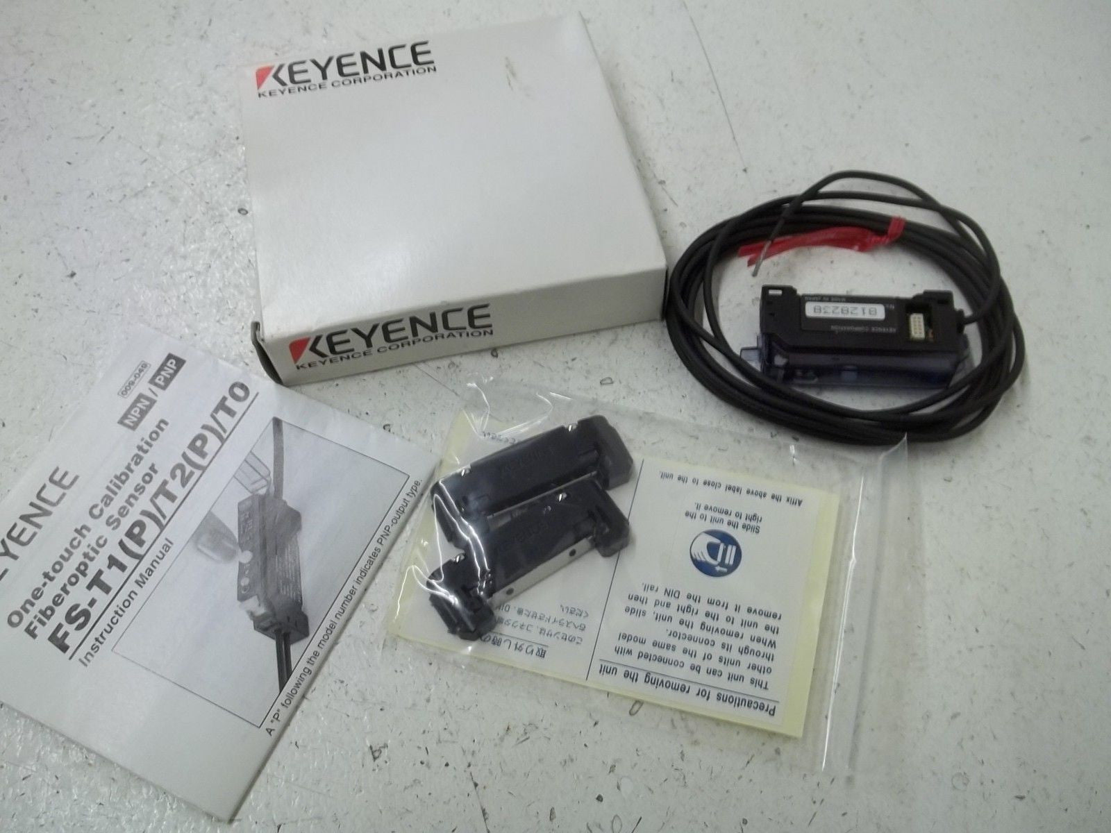 KEYENCE FS-T2 FIBER OPTIC SENSOR *NEW IN BOX*