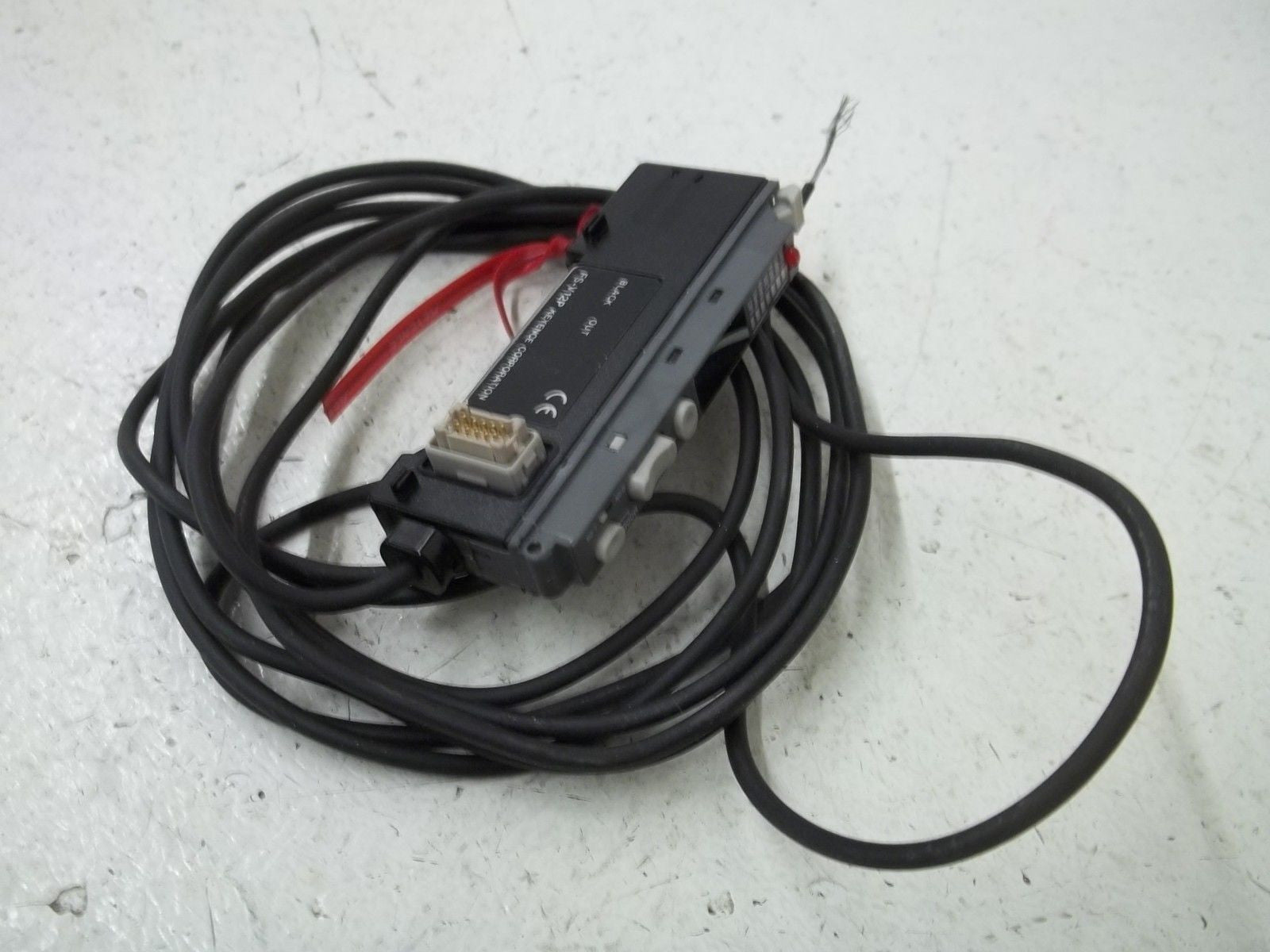 KEYENCE FS-V12P FIBER OPTIC SENSOR *USED*