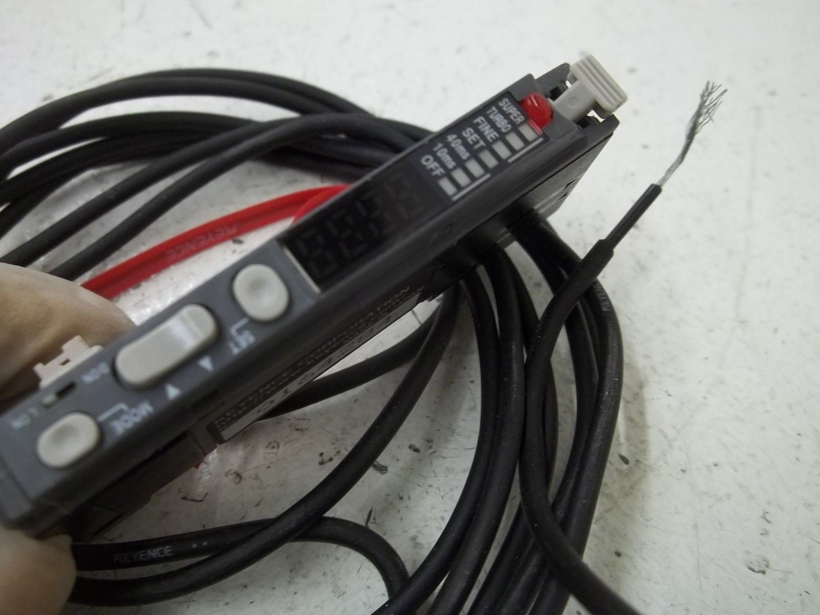 KEYENCE FS-V12P FIBER OPTIC SENSOR *USED*