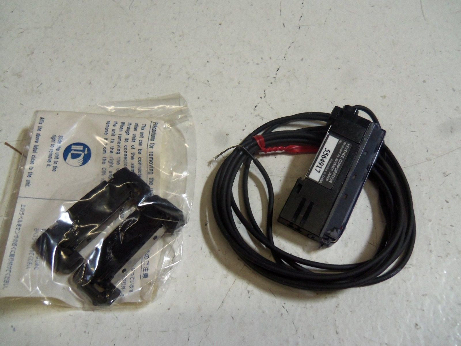 KEYENCE FS-V12P FIBEROPTIC SENSOR *NEW IN BOX*
