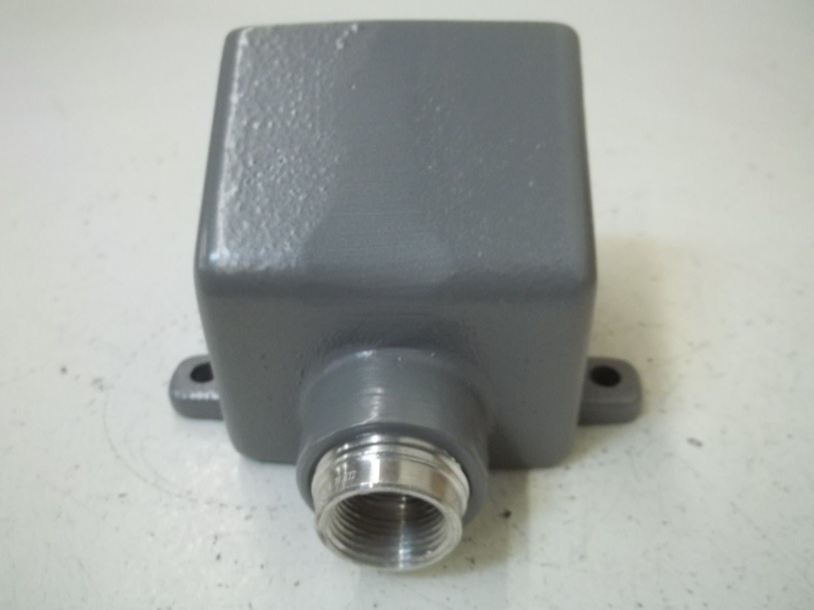 KILLARK VRE23 30 AMPS BACK BOX CONDUIT SIZE 3/4" *NEW IN BOX*