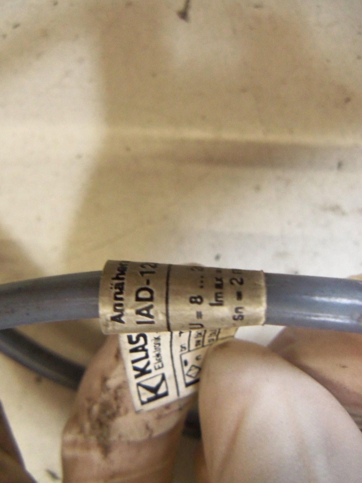 KLASCHKA IAD-12mg45b2-7NK1A INDUCTIVE SENSOR *USED*