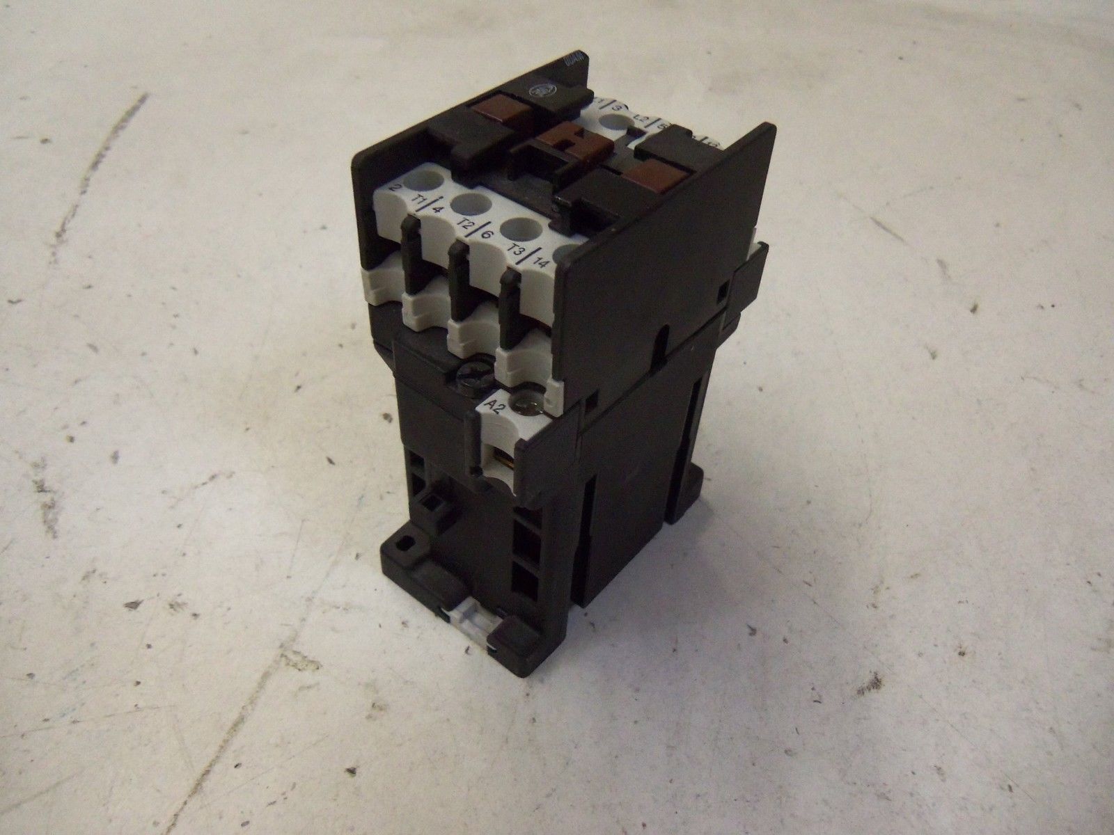 KLOCKNER MOELLER DIL00AM-G-10 CONTACTOR 24VDC *USED*