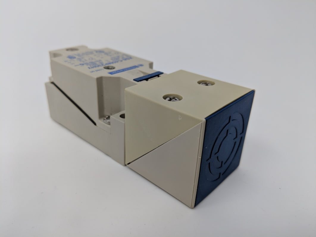 TELEMECANIQUE XS8C40MP230H7 24-240V NSMP