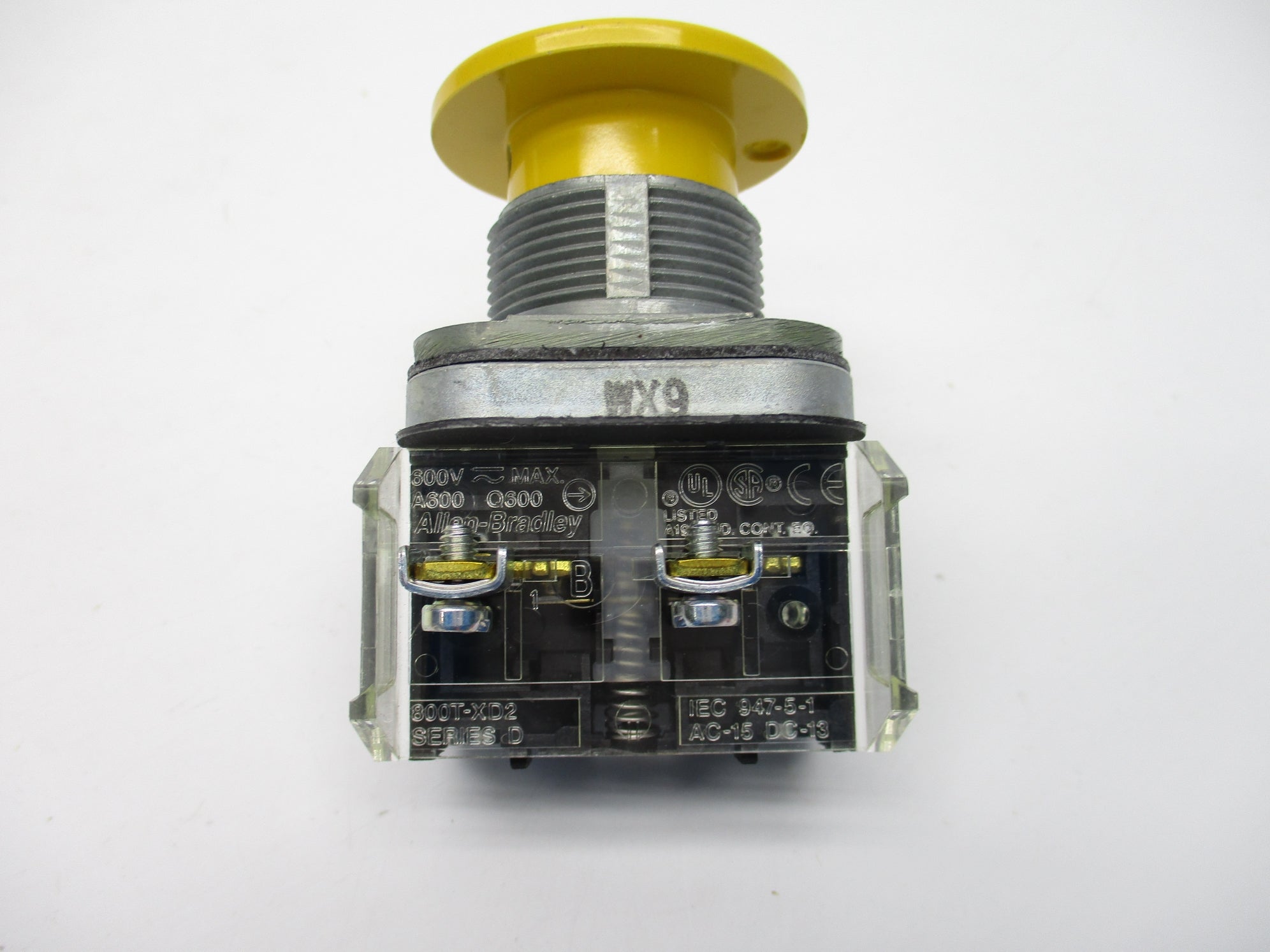 ALLEN BRADLEY 800T-D9D2 SER. T (WH) NSMP