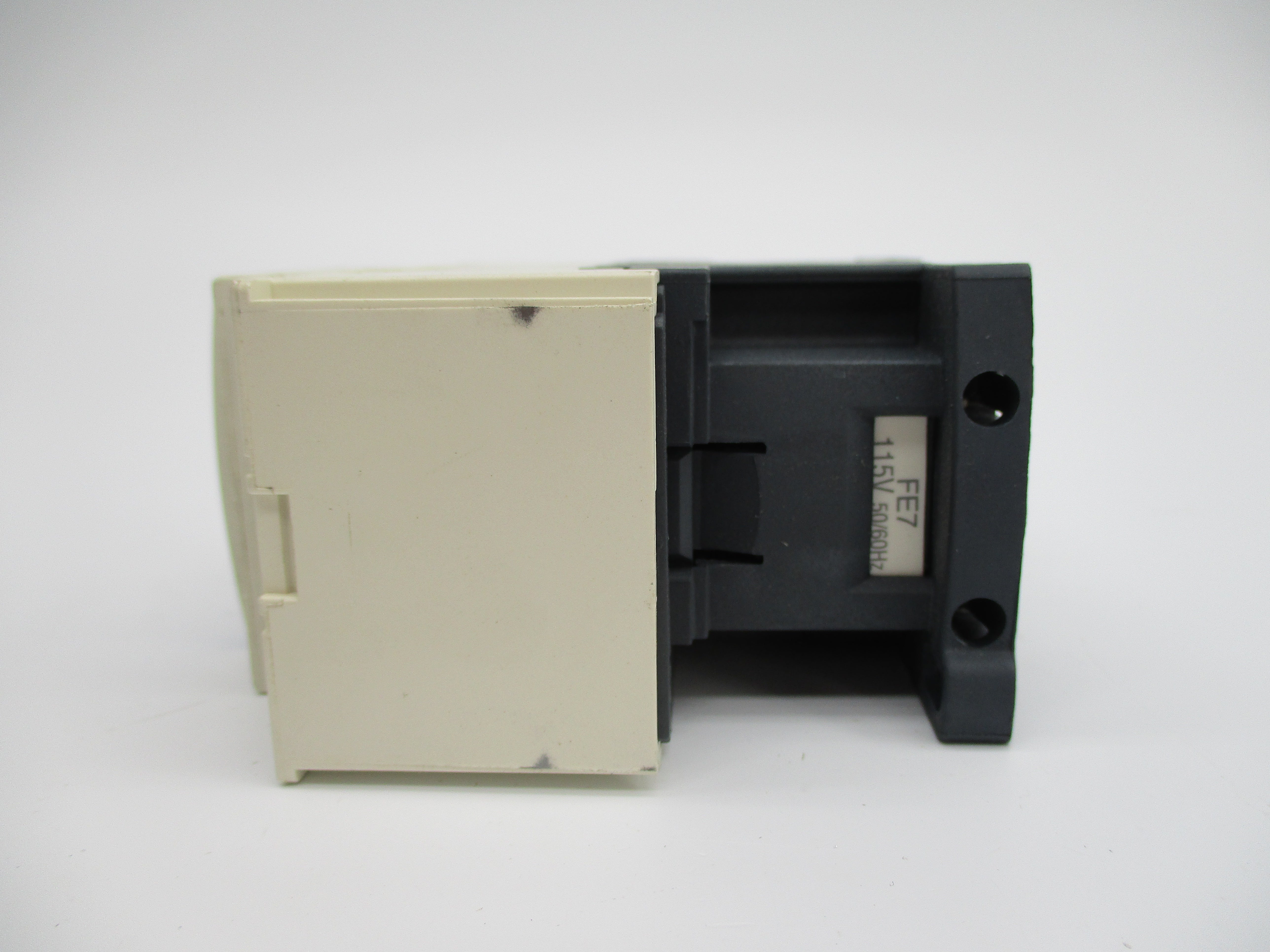 TELEMECANIQUE CAD323FE7 115V NSNP