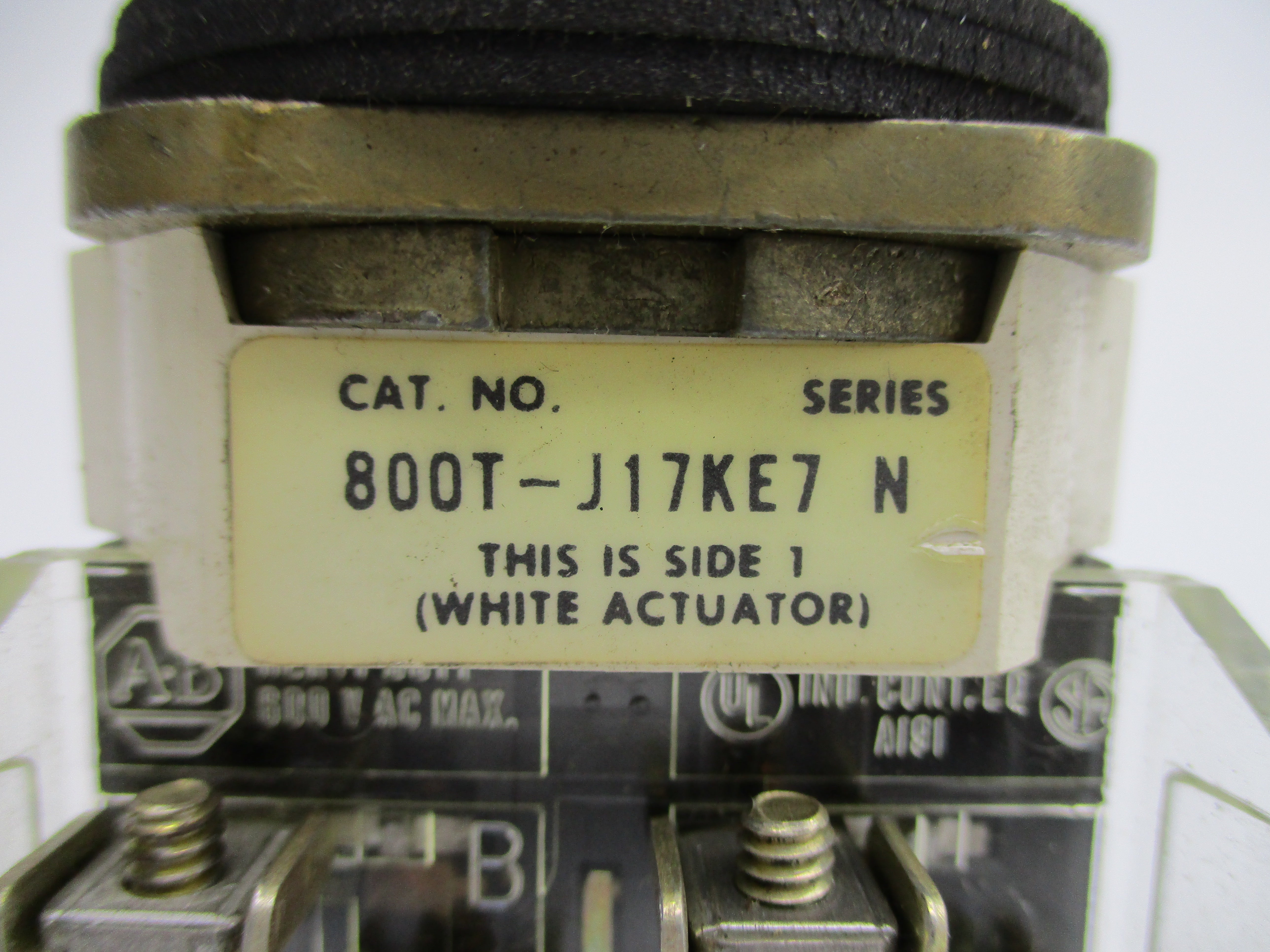 ALLEN BRADLEY 800T-J17KE7 SER. N UNMP