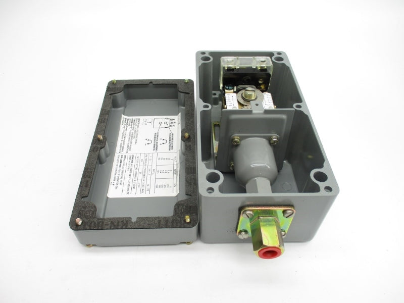 ALLEN BRADLEY 836-C7J SER. CB 4-150PSI (BR/WH) NSMP