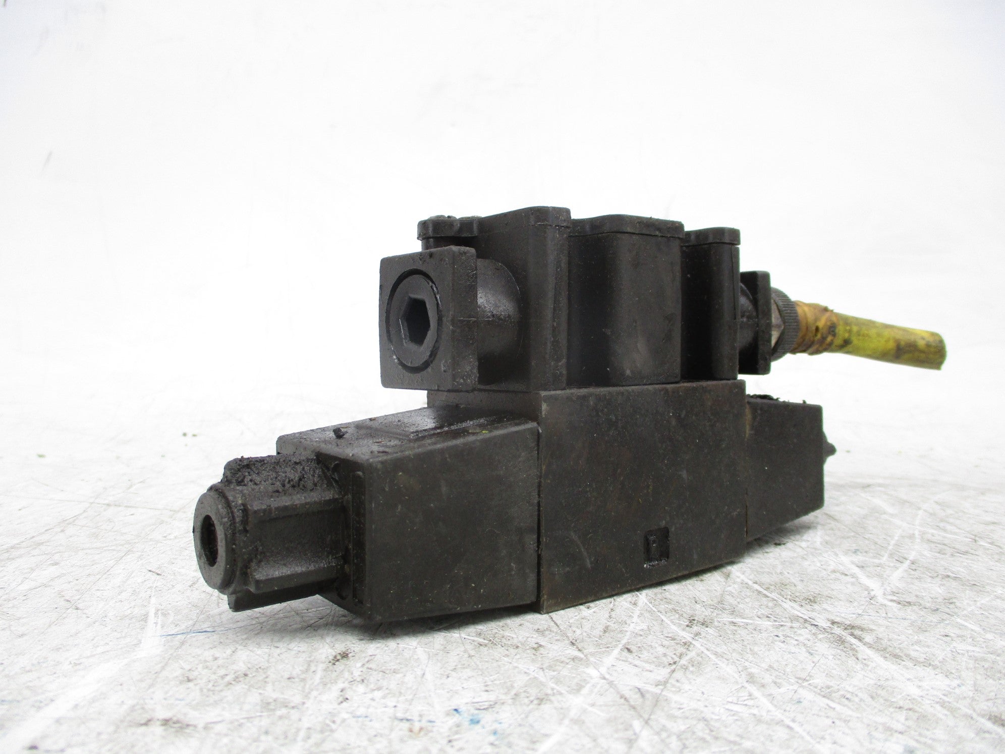 PARKER D1VW4C56VY70 5000PSI 120V UNMP