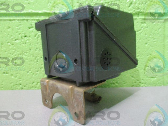 UNITED ELECTRIC J303D-8117-451 PRESSURE CONTROLLER *USED*