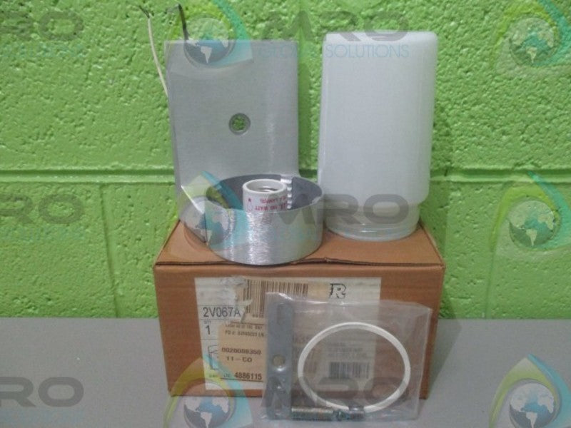GRAINGER 2V067A INDOOR/OUTDOOR ELECTRICAL LIGHTING FIXTURE *NEW IN BOX*
