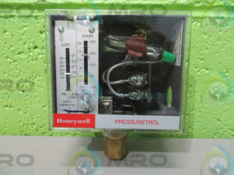 HONEYWELL L404A1404 PRESSURE CONTROLLER *NEW IN BOX*