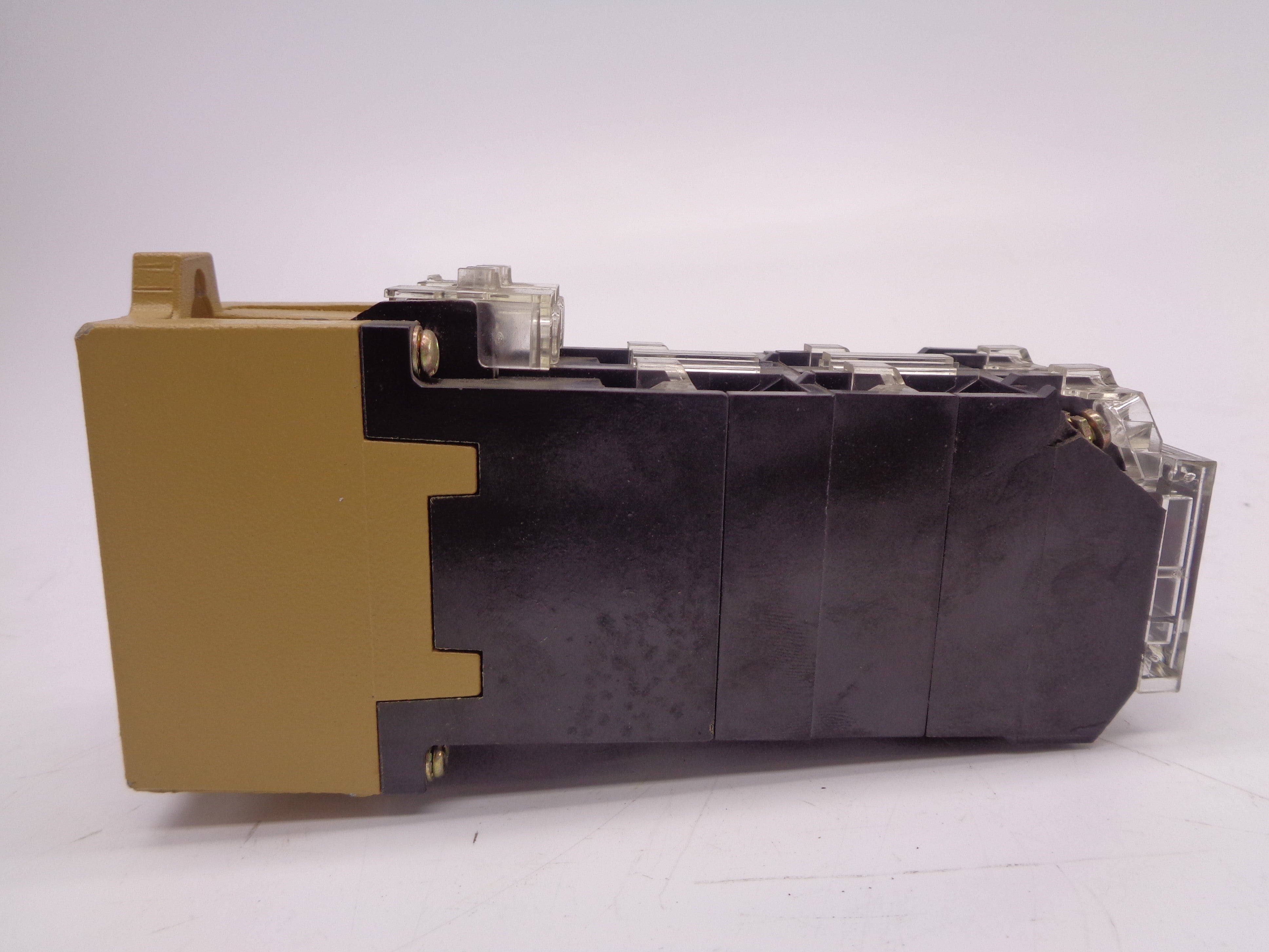 INDUSTRIAL SPARE PART 700-P1200A1 10A 120V SER. D (AS PICTURED) NSNP