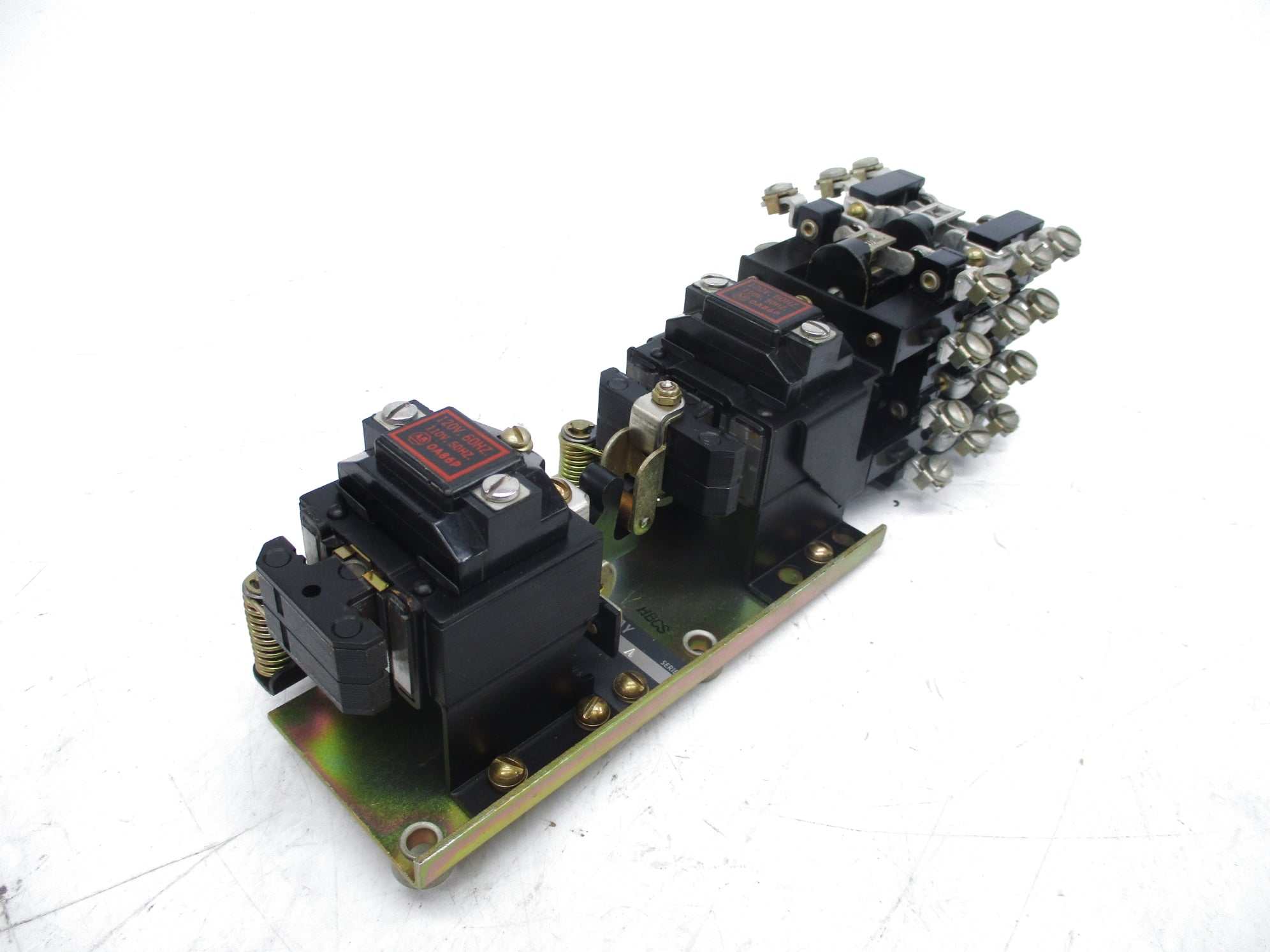ALLEN BRADLEY 700-BXL840A1 SER. A 120V (BR/YL) NSMP