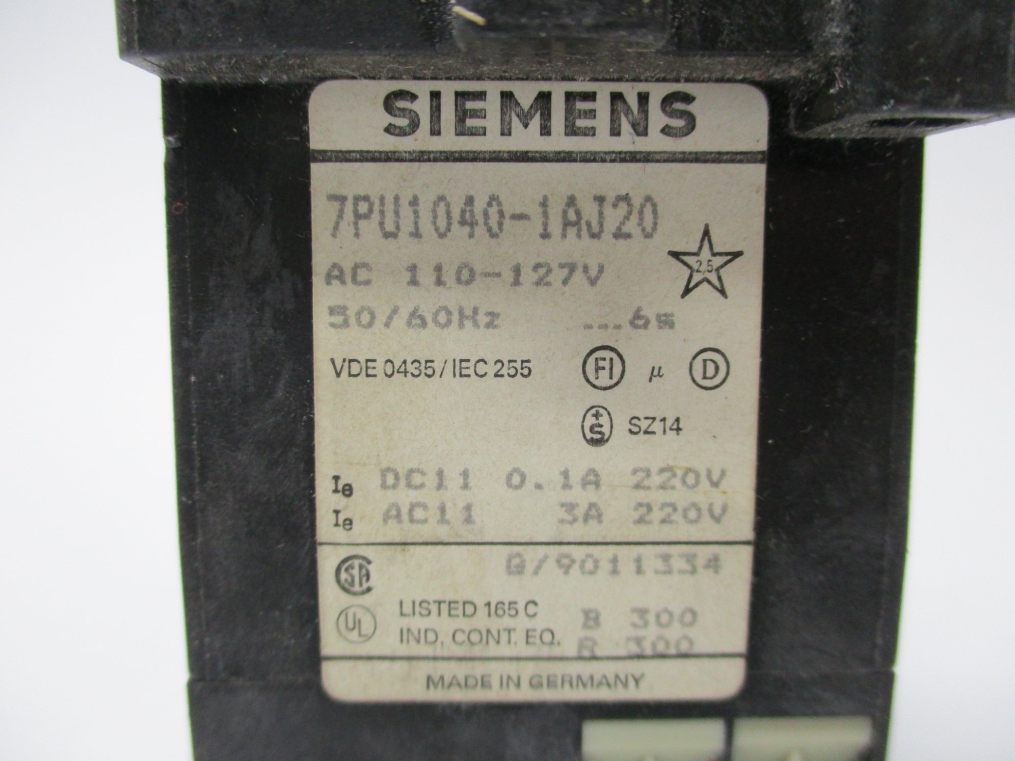 SIEMENS 7PU1040-1AJ20 220V 3A UNMP