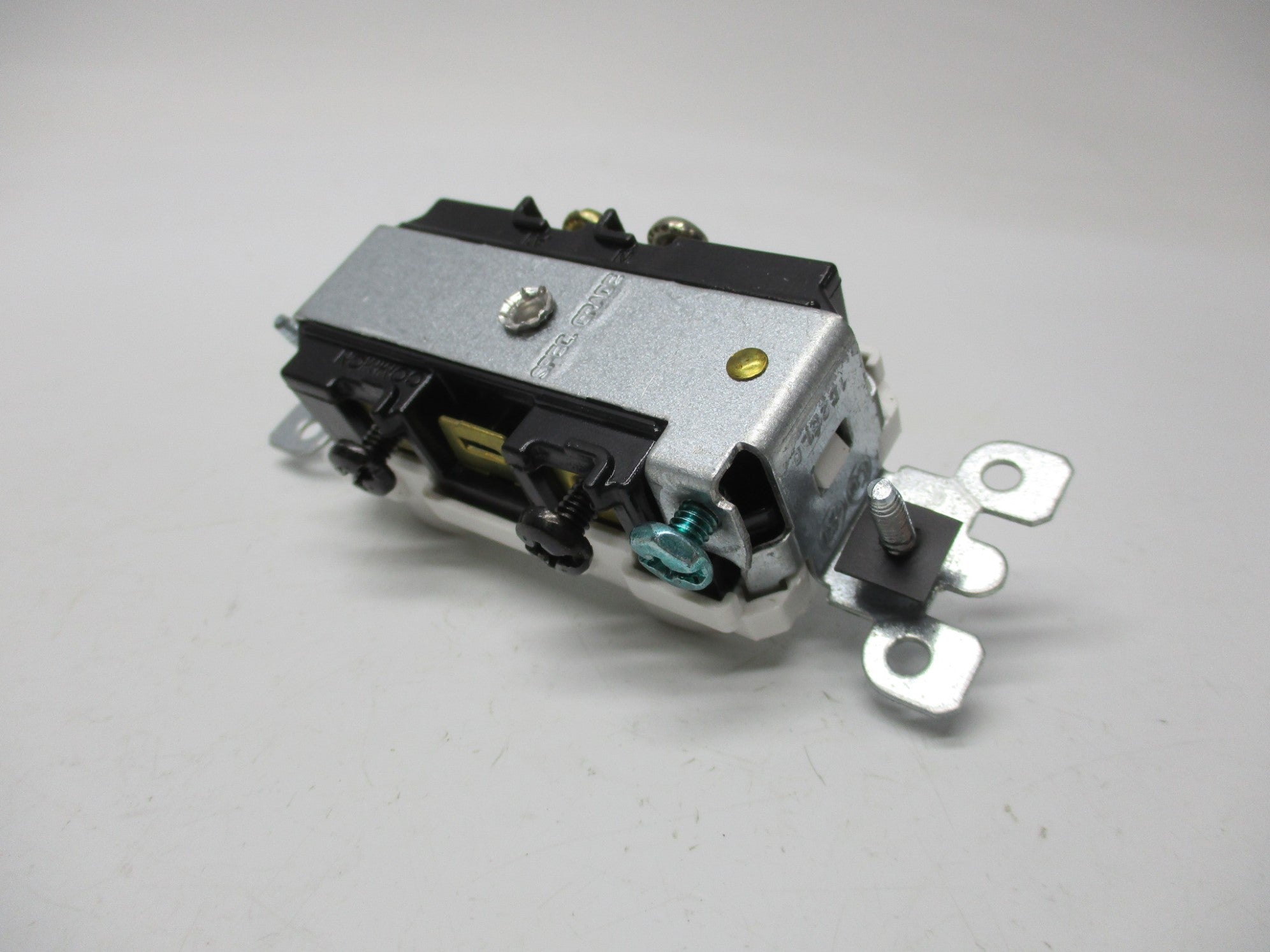 LEVITON 5225-WSP 120/125VAC 15A NSMP