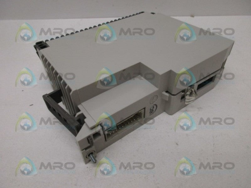SCHNEIDER AUTOMATION DAU202/AS-BDAU-202 OUTPUT MODULE *NEW NO BOX*