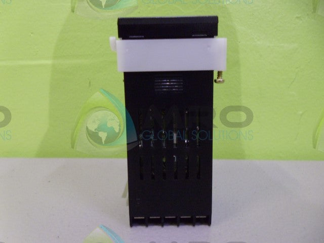 OMRON E5CSV-R1T-F TEMPERATURE CONTROLLER *NEW NO BOX*