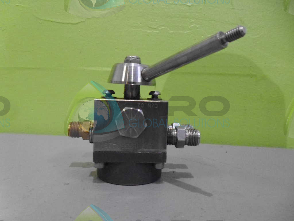 MIDLAND 2422B555SA2B 4-WAY DIRECTIONAL VALVE *USED*