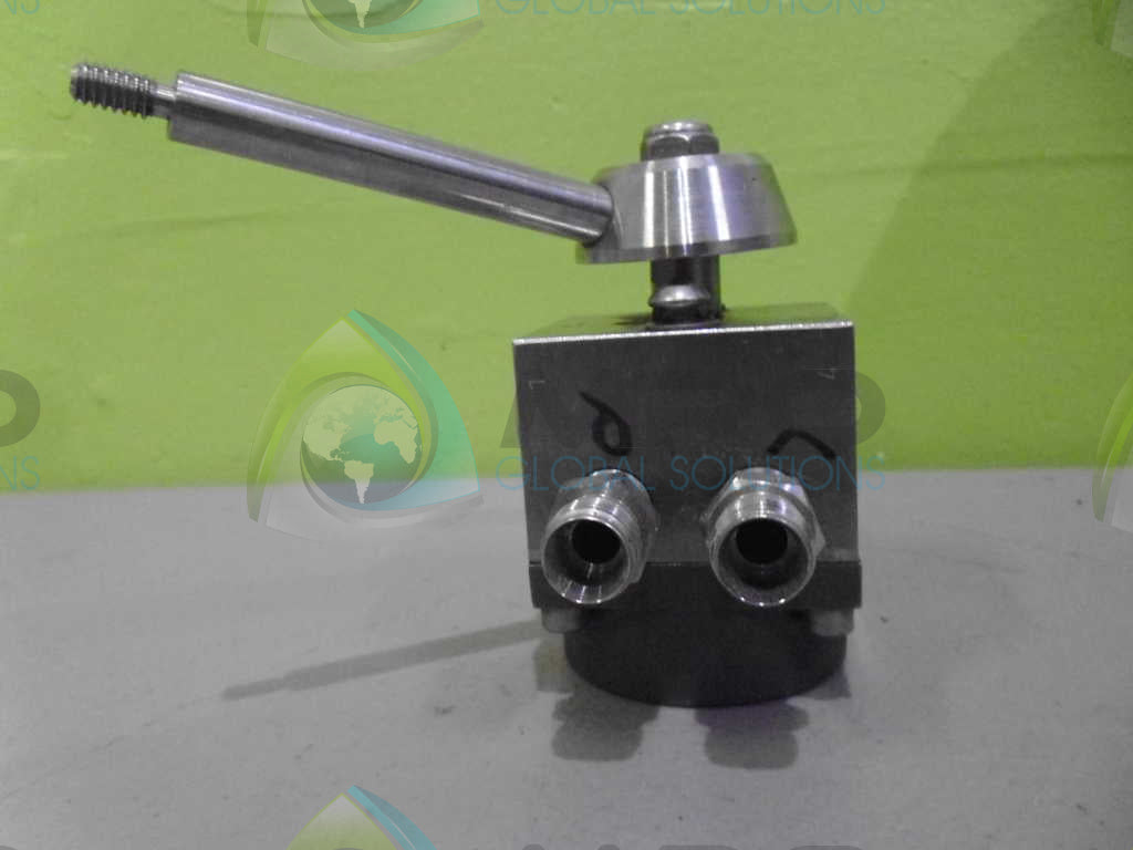 MIDLAND 2422B555SA2B 4-WAY DIRECTIONAL VALVE *USED*
