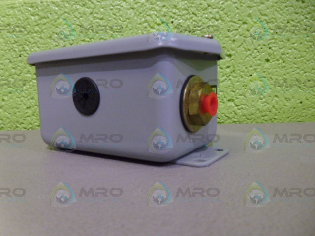 DWYER 647-8 PRESSURE TRANSMITTER *NEW IN BOX*